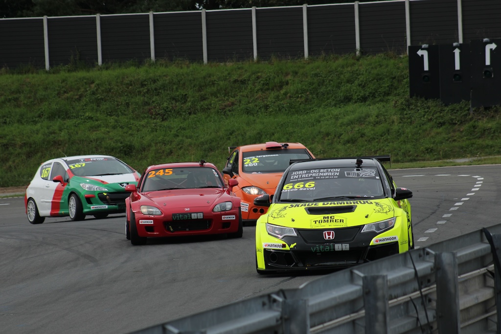 Der var virkelig herreræs denne weekend på Ring Djursland, hvor der blev kørt tæt og flot ræs blandt klassens kørere.
(Foto: JJ Media)